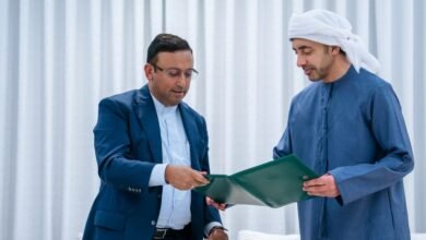 رئيس الدولة يتلقى رسالة خطية من رئيس وزراء بنغلاديش تسلمها عبدالله بن زايد