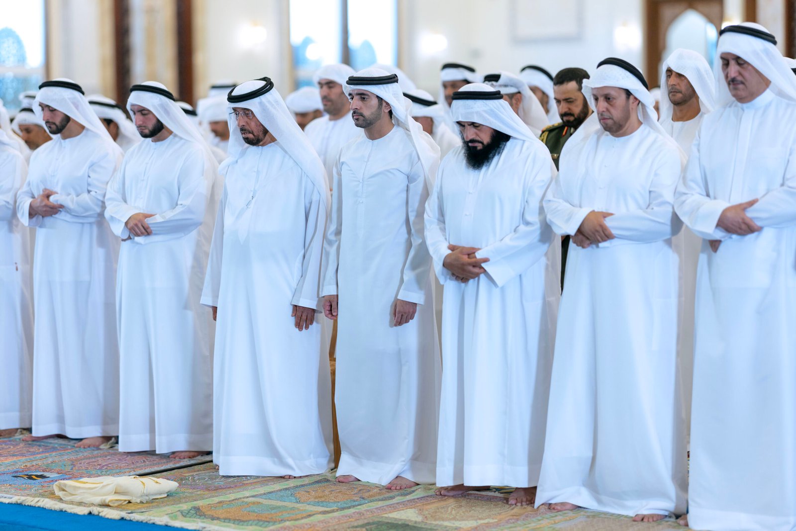 حمدان بن محمد يؤدي صلاة عيد الأضحى في مسجد زعبيل الكبير بدبي 1 حمدان بن محمد