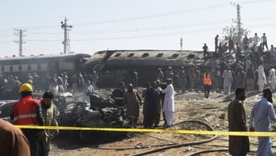 إصابة أكثر من 20 شخصا جراء انفجار قنبلة قرب خط للسكك الحديدية جنوب غرب باكستان