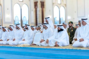 حمدان بن محمد يؤدي صلاة عيد الأضحى في مسجد زعبيل الكبير بدبي 2 حمدان بن محمد يؤدي صلاة عيد الأضحى في مسجد زعبيل الكبير بدبي