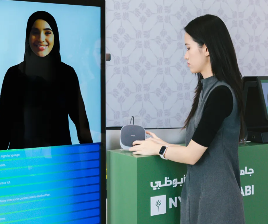 جامعة نيويورك أبوظبي تطوِّر نظام «تشات ساين» المدعوم بالذكاء الاصطناعي بهدف دعم التواصل الفوري لمستخدمي لغة الإشارة 1 جامعة نيويورك أبوظبي تطوِّر نظام «تشات ساين» المدعوم بالذكاء الاصطناعي بهدف دعم التواصل الفوري لمستخدمي لغة الإشارة