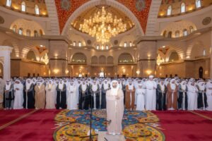 حمد الشرقي يؤدي صلاة عيد الأضحى المبارك بحضور ولي العهد في جامع الشيخ زايد بالفجيرة