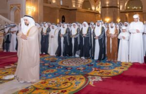 حمد الشرقي يؤدي صلاة عيد الأضحى المبارك بحضور ولي العهد في جامع الشيخ زايد بالفجيرة