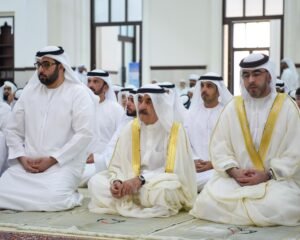 حاكم أم القيوين يؤدي صلاة عيد الأضحى بمسجد الشيخ أحمد بن راشد المعلا