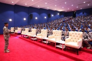 شرطة أبوظبي تتابع جاهزية مجندي الخدمة الوطنية في إدارة التأهيل الشرطي