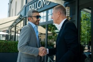 عبدالله بن زايد يلتقي رئيس وزراء التشيك في براغ