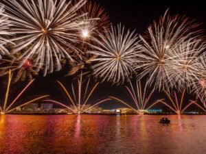 العيد في الإمارات.. شوارع متلألئة وأسواق تنبض بالحياة