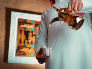 العيد في الإمارات.. شوارع متلألئة وأسواق تنبض بالحياة
