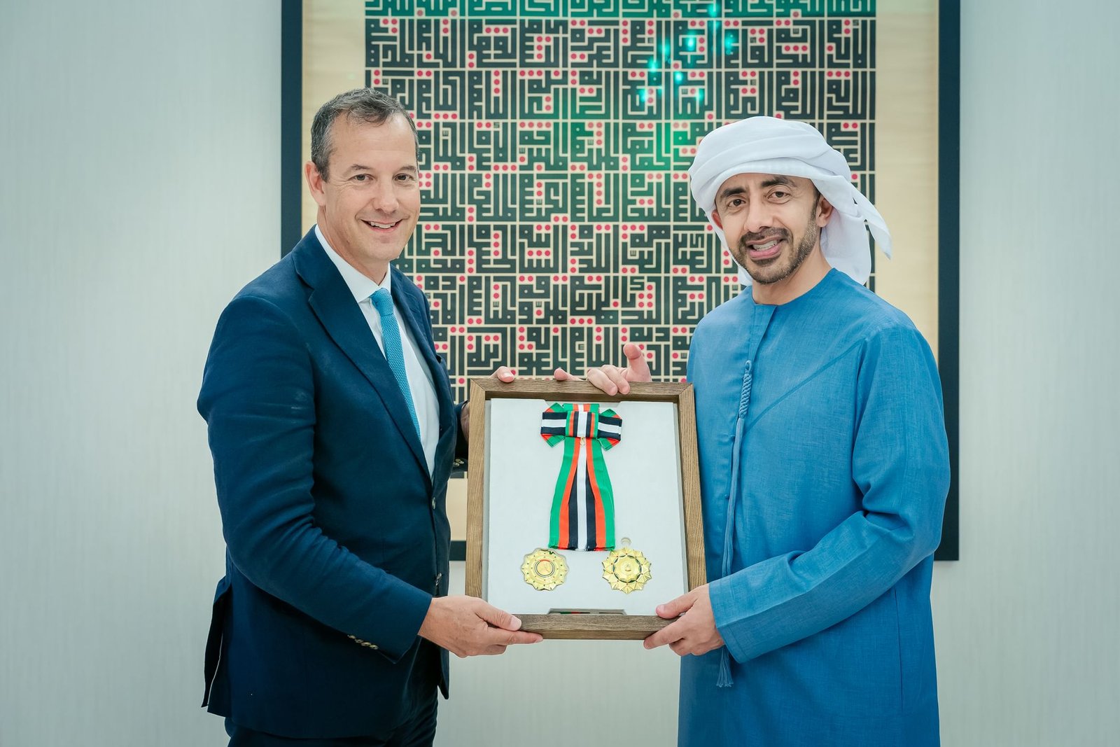 رئيس الدولة يمنح سفير المملكة المتحدة وسام الاستقلال من الطبقة الأولى 1 رئيس الدولة يمنح سفير المملكة المتحدة وسام الاستقلال من الطبقة الأولى