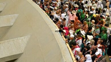 ضيوف الرحمن يرمون الجمرات الثلاث ويواصلون الإقامة بمنى
