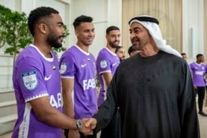 رئيس الدولة يستقبل لاعبي العين بعد التتويج الغالي