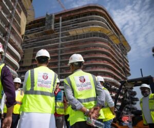 بلدية مدينة أبوظبي تنظم ورشة توعوية لتعزيز متطلبات الصحة والسلامة المهنية في قطاع البناء والإنشاء