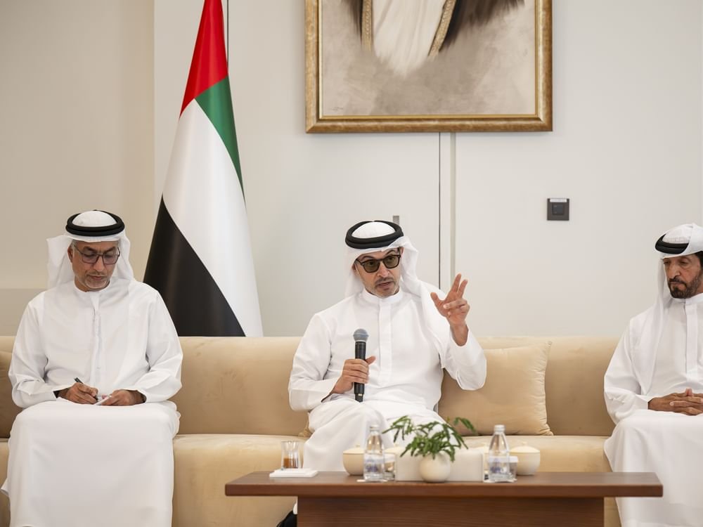 هزاع بن زايد يقوم بجولة تفقُّدية في الشويب ويلتقي أهالي المنطقة 1 هزاع بن زايد يقوم بجولة تفقُّدية في الشويب ويلتقي أهالي المنطقة
