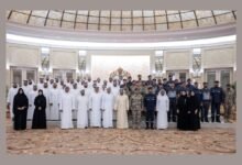 حمدان بن زايد يستقبل وفداً من الجهات الحكومية في الظفرة ويكرمهم تقديراً لمساهماتهم وتعاونهم
