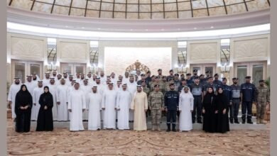 حمدان بن زايد يستقبل وفداً من الجهات الحكومية في الظفرة ويكرمهم تقديراً لمساهماتهم وتعاونهم