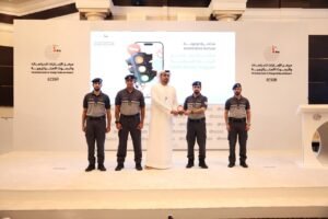 شرطة أبوظبي تقدّم خدمات النقاط المرورية لموظفي "مركز الإمارات للدراسات والبحوث الاستراتيجية"*