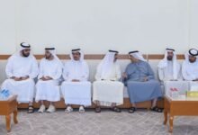 حاكم أم القيوين يقدم واجب العزاء بوفاة الشيخة عائشة بنت راشد بن علي المعلا