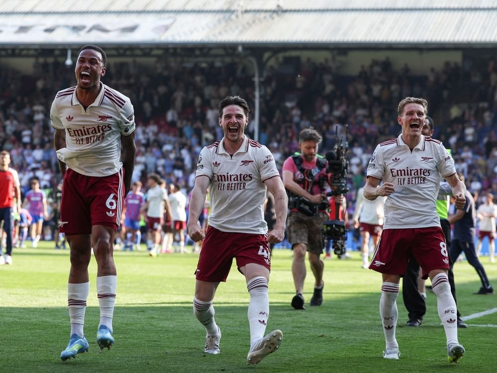 الدوري الإنجليزي.. أرسنال يتوج رسمياً و جوارديولا يودع السيتي 1 الدوري الإنجليزي.. أرسنال يتوج رسمياً و جوارديولا يودع السيتي