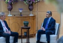 عبدالله بن زايد يلتقي عضواً بالبرلمان البريطاني ويبحثان العلاقات الاستراتيجية بين البلدين