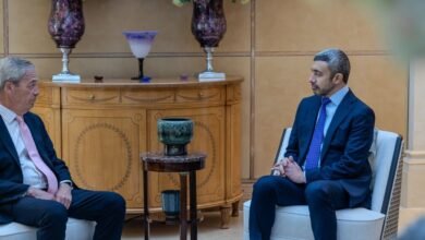 عبدالله بن زايد يلتقي عضواً بالبرلمان البريطاني ويبحثان العلاقات الاستراتيجية بين البلدين