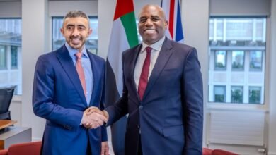 عبدالله بن زايد يلتقي نائب رئيس الوزراء وزير العدل البريطاني