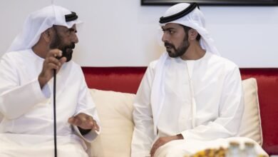 خليفة بن طحنون يُقدِّم واجب العزاء في وفاة سعيد سهيل المنصوري