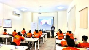 شرطة أبوظبي تنفذ ورشة توعوية لسائقي توصيل الطلبات بالظفرة 2 شرطة أبوظبي تنفذ ورشة توعوية لسائقي توصيل الطلبات بالظفرة
