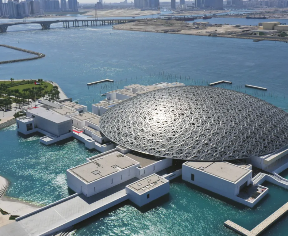متحف اللوفر أبوظبي يُعلن برنامج فعالياته ومعارضه لموسم 2026-2027 1 متحف اللوفر أبوظبي يُعلن برنامج فعالياته ومعارضه لموسم 2026-2027