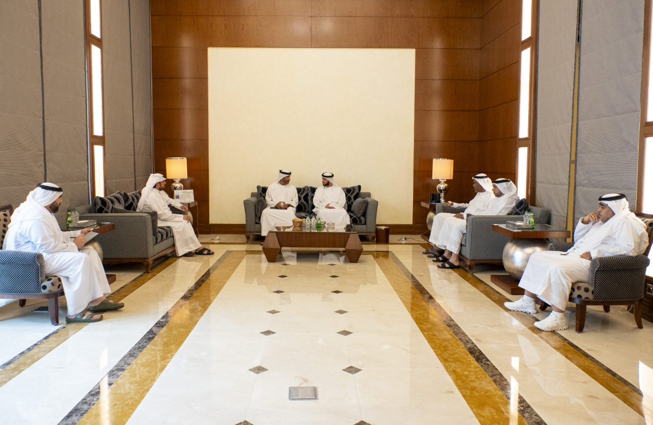 راشد بن حمدان يستقبل وفد اللجنة العليا لسباق القفال.. وأكتوبر المقبل موعداً للنسخة الـ 35 1 راشد بن حمدان