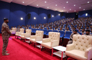 العامري يتفقد دورة تدريب مجندي الخدمة الوطنية بإدارة التأهيل الشرطي في العين