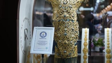 بسعر 5 ملايين درهم.."فستان غينيس الذهبي" نجم معرض الساعات والمجوهرات 5 فستان غينيس الذهبي