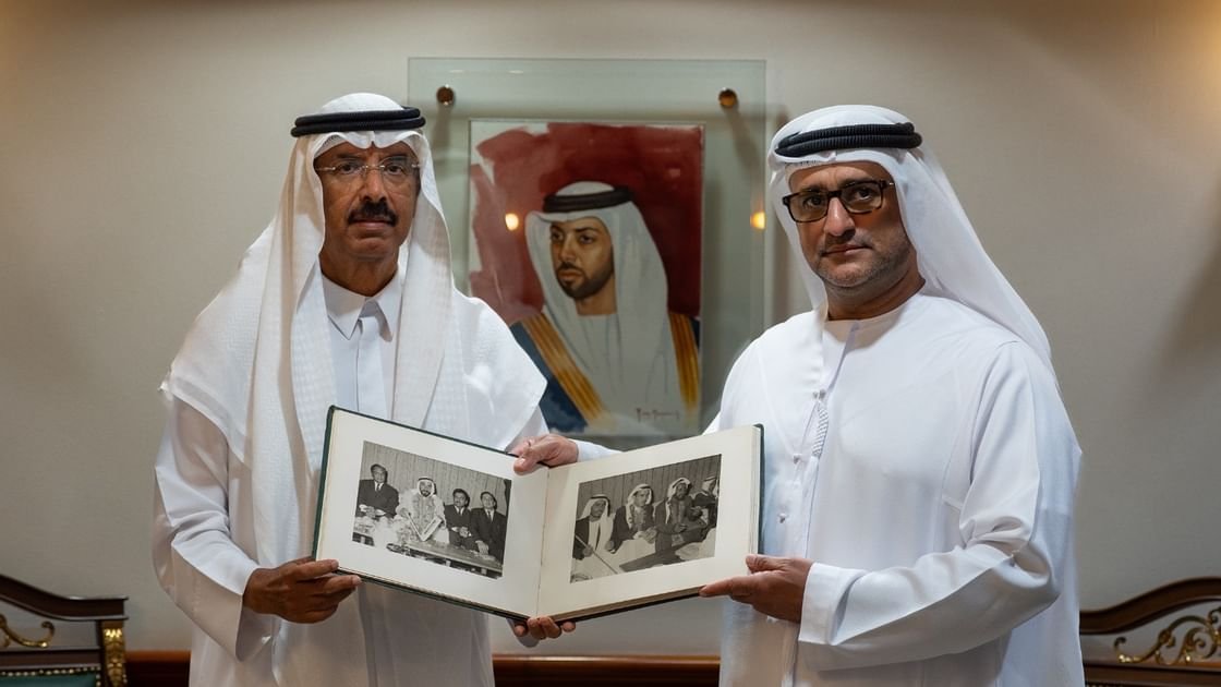 محمد المر يهدي الأرشيف والمكتبة الوطنية سجلاً بصرياً نادراً يوثق زيارة الشيخ زايد الأولى لباكستان 1 محمد المر