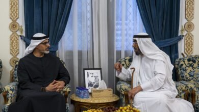 خالد بن محمد بن زايد يُقدِّم واجب العزاء في وفاة فاطمة هلال راشد المزروعي 2 خالد بن محمد