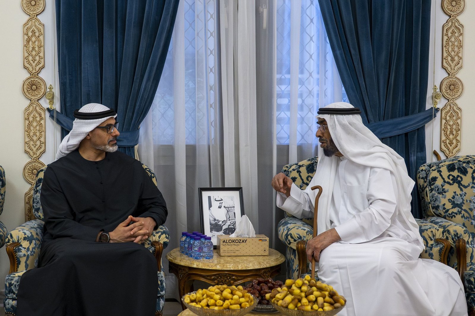 خالد بن محمد بن زايد يُقدِّم واجب العزاء في وفاة فاطمة هلال راشد المزروعي 1 خالد بن محمد