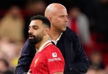 نجم ليفربول السابق يهاجم سلوت بسبب صلاح