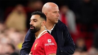 نجم ليفربول السابق يهاجم سلوت بسبب صلاح