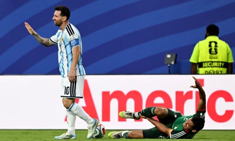 تصاعد الجدل بعد مجاملة ميسي بعدم طرده أمام الجزائر 4 ميسي