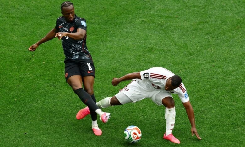 لاعب قطر يتسبب في إصابة خطيرة لنجم كندا
