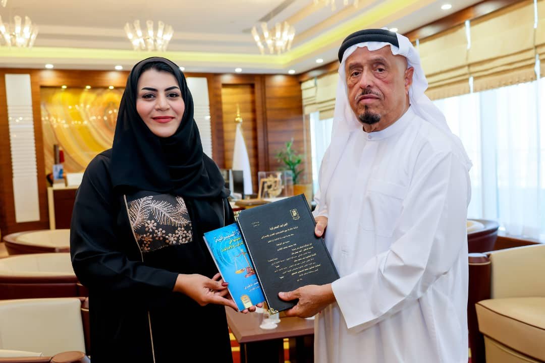 «ضاحي خلفان» يتلقى رسالة دكتوراه حول «الجرائم الجمركية» 1 «ضاحي خلفان» يتلقى رسالة دكتوراه حول «الجرائم الجمركية»