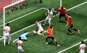 حارس إيران يسرق الأضواء في كأس العالم