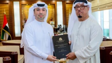 الفريق «ضاحي خلفان» يتسلم أطروحة دكتوراه حول «استخدام تقنيات الذكاء الاصطناعي في إجراءات الضبط والتفتيش الجمركي».