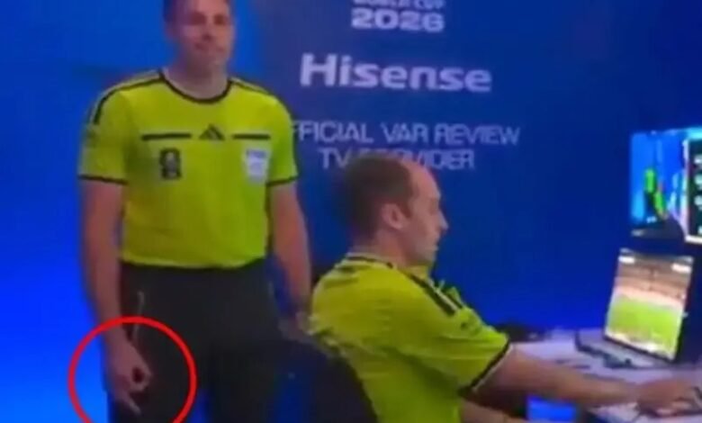 بالفيديو.. إشارة عنصرية تثير الجدل في كأس العالم 5 الحكم الأسترالي شون إيفانز