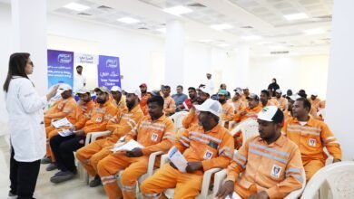 بلدية دبا تنظم فعالية صحية توعوية للعمال حول الإنهاك الحراري