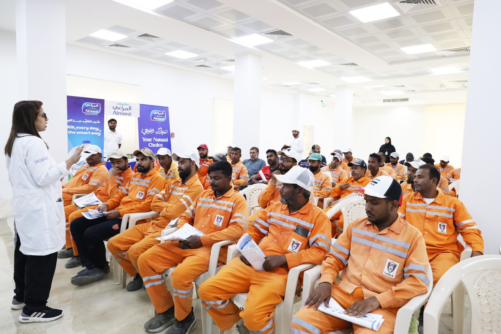 بلدية دبا تنظم فعالية صحية توعوية للعمال حول الإنهاك الحراري 1 بلدية دبا تنظم فعالية صحية توعوية للعمال حول الإنهاك الحراري