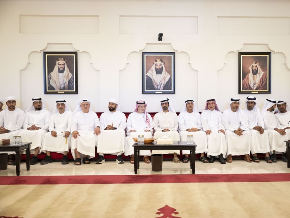 خليفة بن طحنون بن محمد يقدِّم واجب العزاء في وفاة محمود أحمد القيسية 1 خليفة بن طحنون بن محمد يقدِّم واجب العزاء في وفاة محمود أحمد القيسية
