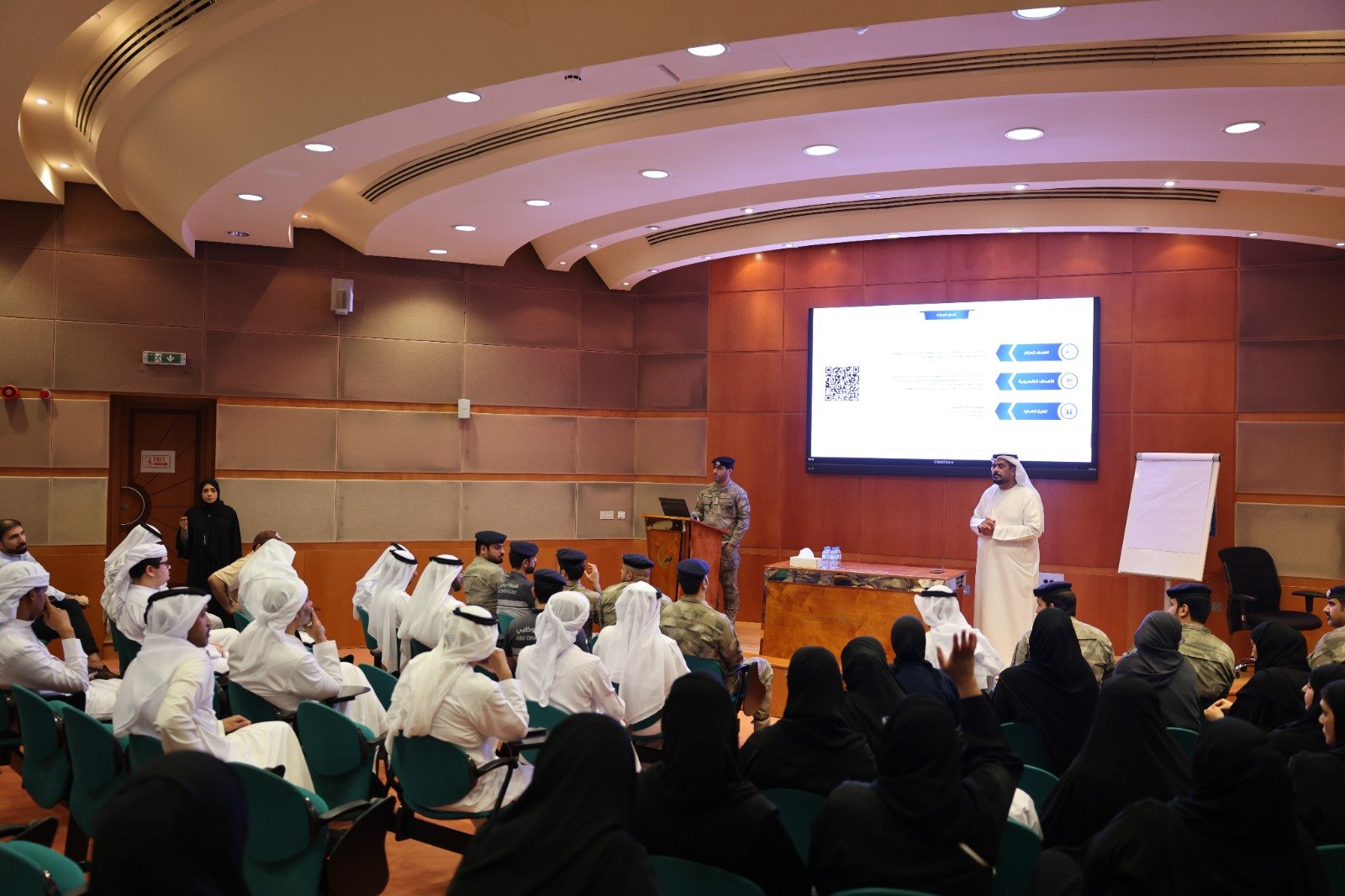 شرطة أبوظبي تعزز شراكتها مع أصحاب الهمم لتطوير الخدمات الشرطية 1 شرطة أبوظبي