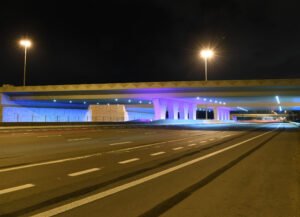 بلدية مدينة أبوظبي تواصل تطوير شبكة إنارة الطرق في جزيرة أبوظبي والبر الرئيسي بنظام LED لتعزيز معايير السلامة والراحة للمستخدمين