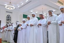 عمار بن حميد يؤدي صلاة الجنازة على جثمان سلطان سالم الكتبي بالشارقة 24 عمار بن حميد