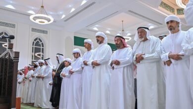 عمار بن حميد يؤدي صلاة الجنازة على جثمان سلطان سالم الكتبي بالشارقة 2 عمار بن حميد