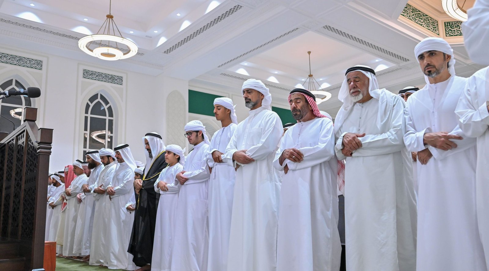 عمار بن حميد يؤدي صلاة الجنازة على جثمان سلطان سالم الكتبي بالشارقة 1 عمار بن حميد
